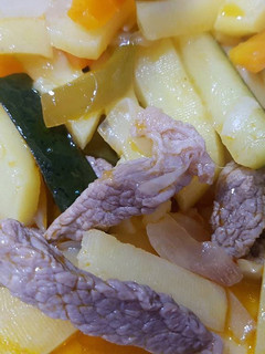 Una foto de Ternera con verduritas en tiras!!😋🍽