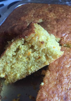 Una foto de Torta con jugo y cáscara de naranja