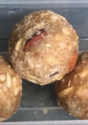 A picture of Wheat flour laddu.