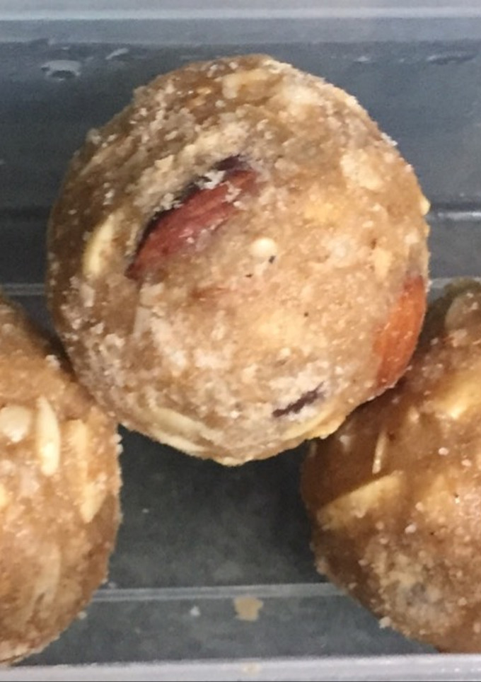 A picture of Wheat flour laddu.