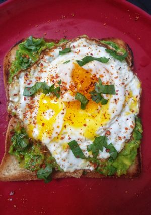 Foto resep Avocado toast with egg