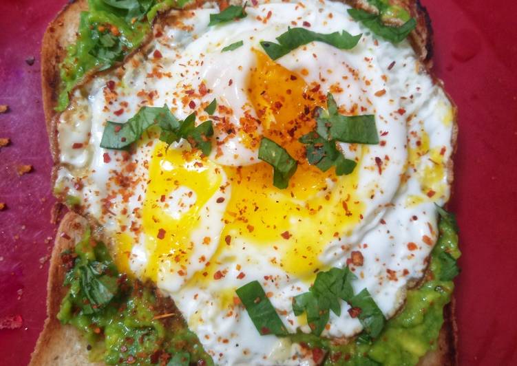 Langkah Mudah untuk Menyiapkan Avocado toast with poached egg, Menggugah Selera