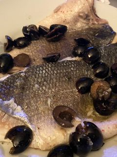 Una foto de Lubina al horno con aceitunas y limón
