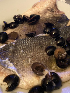 Una foto de Lubina al horno con aceitunas y limón