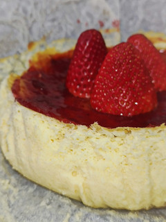 Una foto de Tarta japonesa con fresas y base de galletas