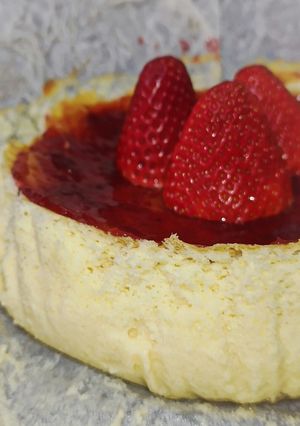 Una foto de Tarta japonesa con fresas y base de galletas