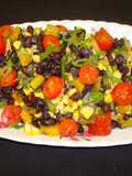 Ensalada de porotos negros con choclo y pimientos asados