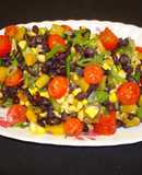 Ensalada de porotos negros con choclo y pimientos asados