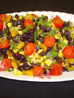 Una foto de Ensalada de porotos negros con choclo y pimientos asados