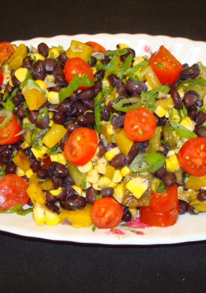 Una foto de Ensalada de porotos negros con choclo y pimientos asados
