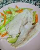 Merluza en papillote con verduras