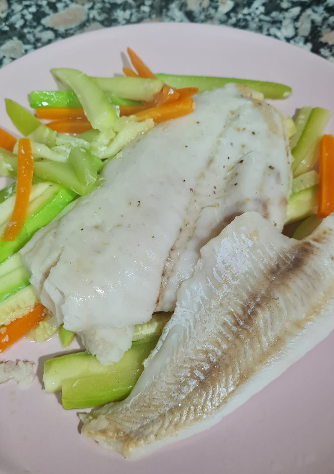 Una foto de Merluza en papillote con verduras