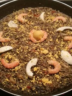 Una foto de Arroz negro con gambas