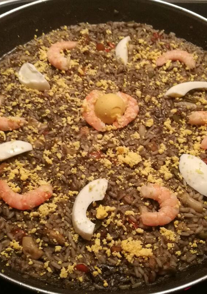 Una foto de Arroz negro con gambas