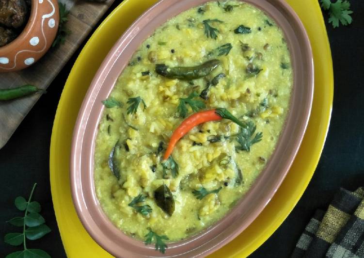 Easiest Way to Make Quick Khaataa (Green Moong Daal And Rice Khichdi)