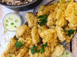 Foto de Pataniscas de Bacalhau Arroz de Feijão Preto e Salsa e Molho de Iogurte Vegetal com Cebolinho e Alho