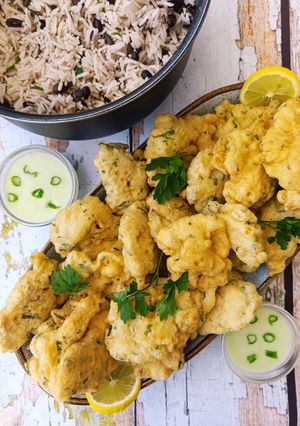 Foto de Pataniscas de Bacalhau Arroz de Feijão Preto e Salsa e Molho de Iogurte Vegetal com Cebolinho e Alho