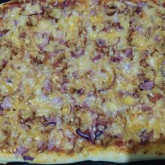 A picture of Chicken Macon barbeque pizza.