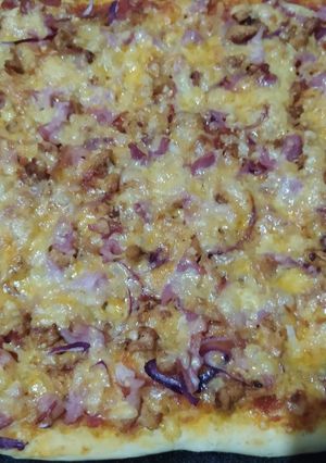A picture of Chicken Macon barbeque pizza.