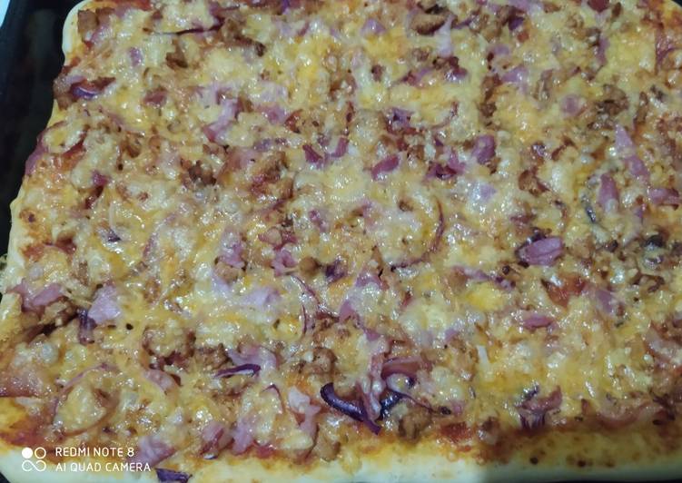 Chicken Macon barbeque pizza