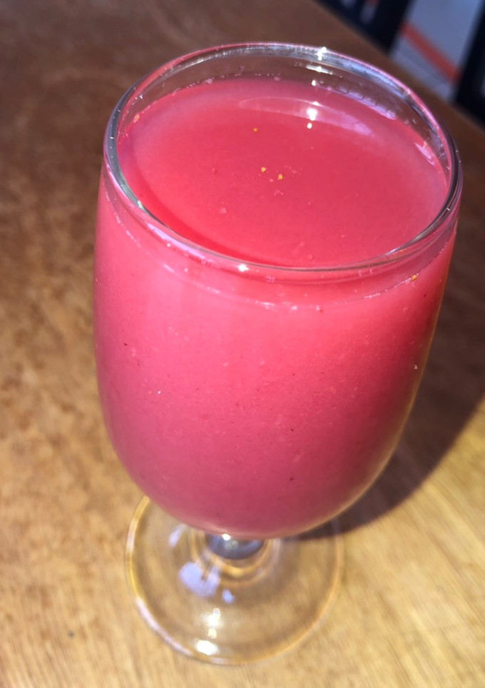 Una foto de Batido de fresa en agua