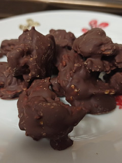 Una foto de Rocas de almendra caramelizada y chocolate