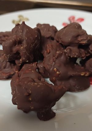 Una foto de Rocas de almendra caramelizada y chocolate