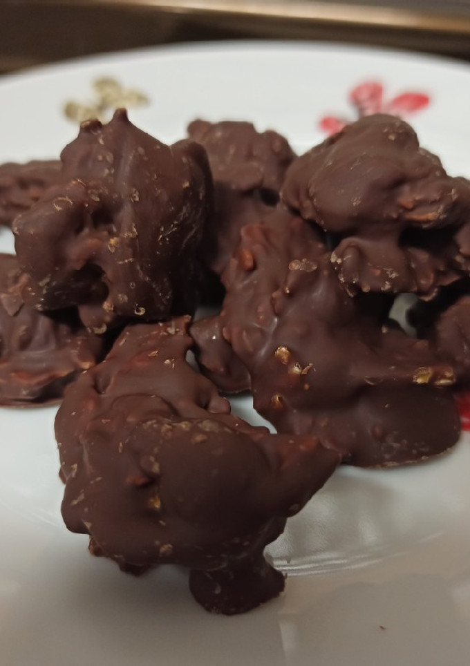 Una foto de Rocas de almendra caramelizada y chocolate