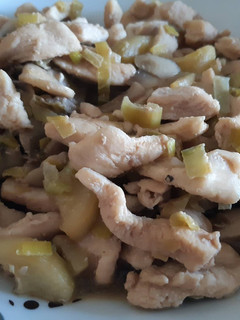 Una foto de Pollo salteado con champiñones, calabacín y puerro