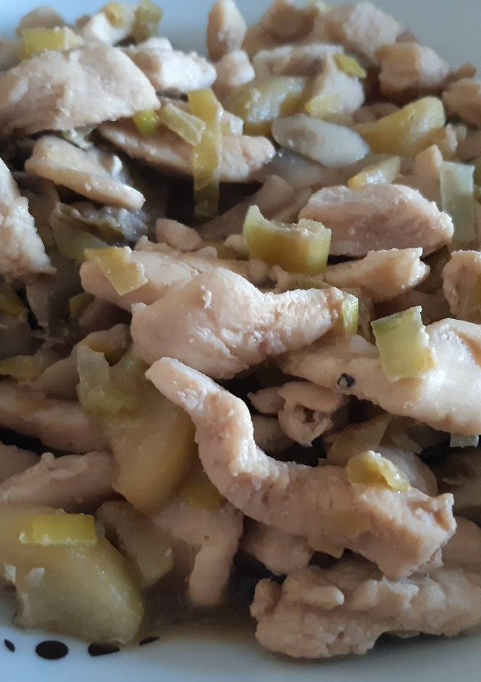 Una foto de Pollo salteado con champiñones, calabacín y puerro