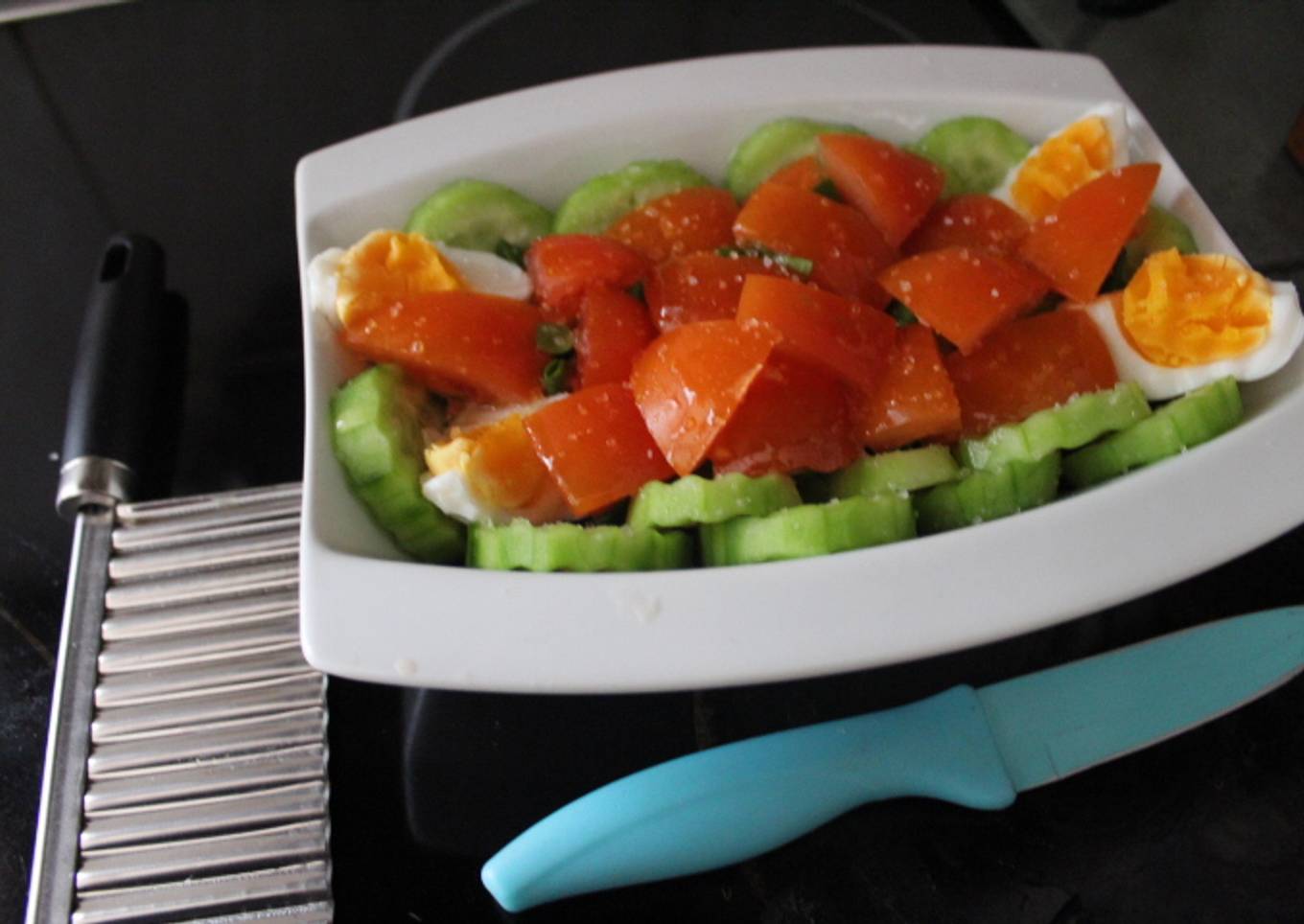 Ensalada de canónigos, pepino, tomate y huevo