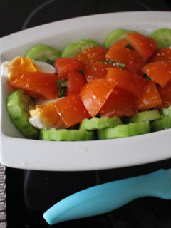 Una foto de Ensalada de canónigos, pepino, tomate y huevo