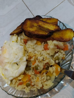 Una foto de Arroz con vegetales, plátano frito y huevo frito