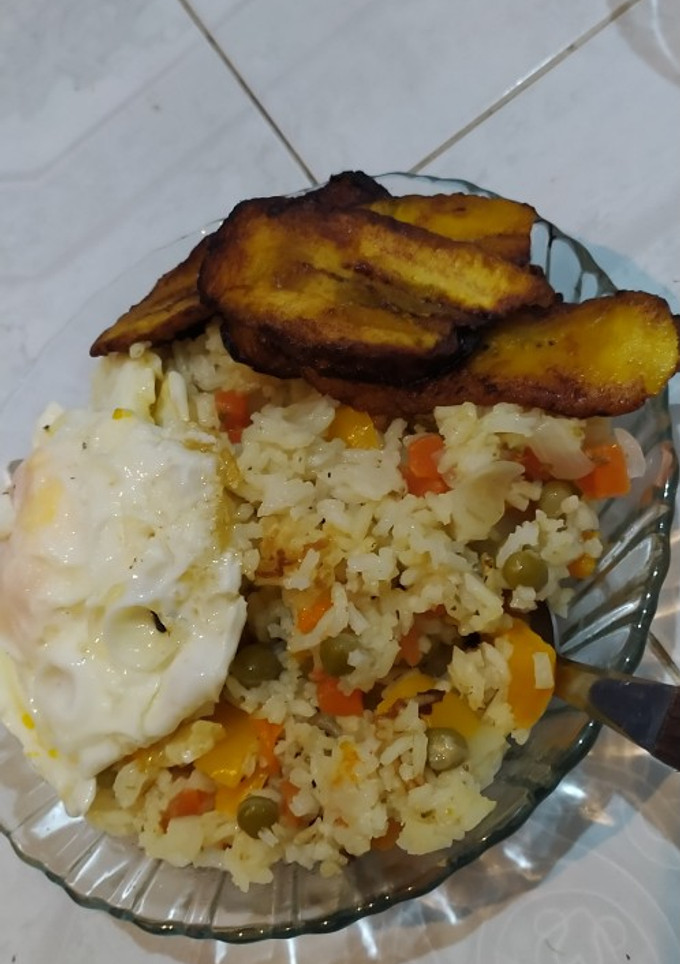 Una foto de Arroz con vegetales, plátano frito y huevo frito