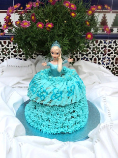 Una foto de Tarta vestido de muñeca Frozen