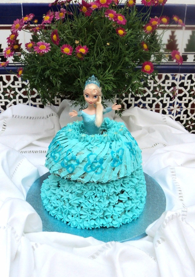 Una foto de Tarta vestido de muñeca Frozen