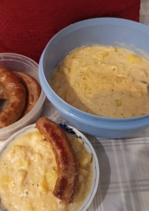 Sajtos tejfölös krumplifőzelék sült kolbásszal (rántásmentes és habarásmentes) recept fotója