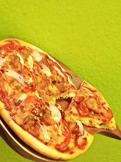 টমেটো চিকেন পিজ্জা (tomato chicken pizza recipe in Bengali) রেসিপির প্রধান ছবি