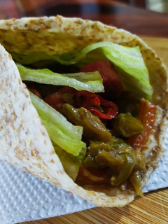 Una foto de Tacos con salsa de verduras y carnes😋