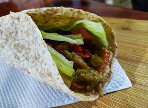 Una foto de Tacos con salsa de verduras y carnes😋