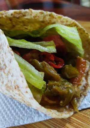 Una foto de Tacos con salsa de verduras y carnes😋