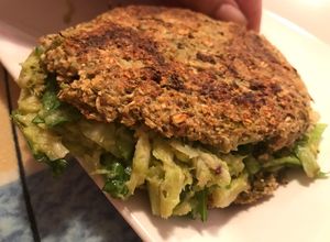 Una foto de Arepa de brócoli con avena. Libre de harina
