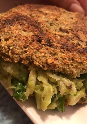 Una foto de Arepa de brócoli con avena. Libre de harina