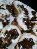 Canapés de queso de cabra, chocolate oscuro y pimienta