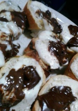 Una foto de Canapés de queso de cabra, chocolate oscuro y pimienta