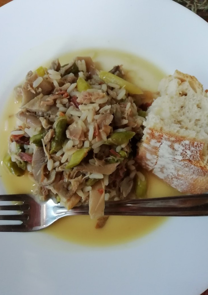 Una foto de Arroz caldoso de espárragos y setas (RECETA RÁPIDA)