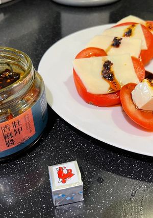 香麻醬蕃茄莫札瑞拉乳酪沙拉（Caprese）中西合璧_創意料理_開胃菜_下酒菜 的食譜成品照片