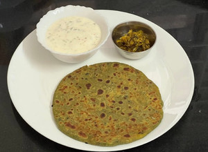 A picture of Healthy & Protein Pack Palak Paneer Paratha 🫓.
