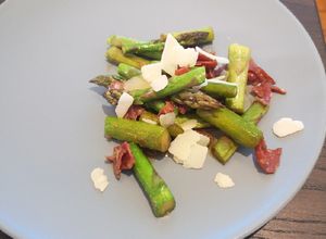 Une photo de Salade asperge coppa