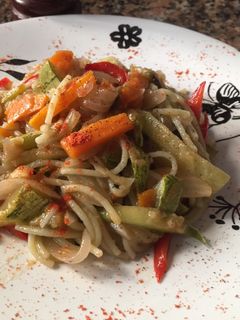 Una foto de Fideos de arroz con vegetales 🥦🥕🍆🌶🥒